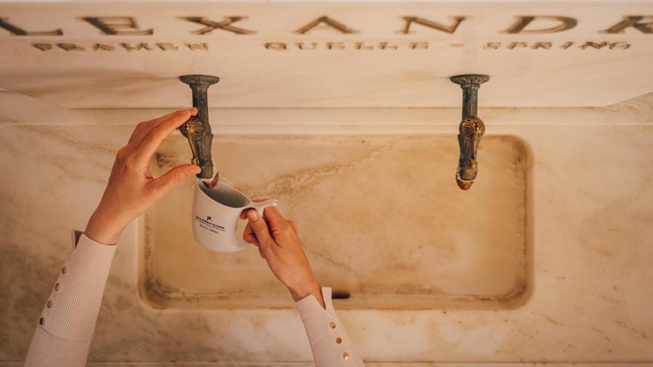 Falkensteiner Spa Resort Mariánské Lázně Eksteriør billede A woman washing her hands in the mikveh