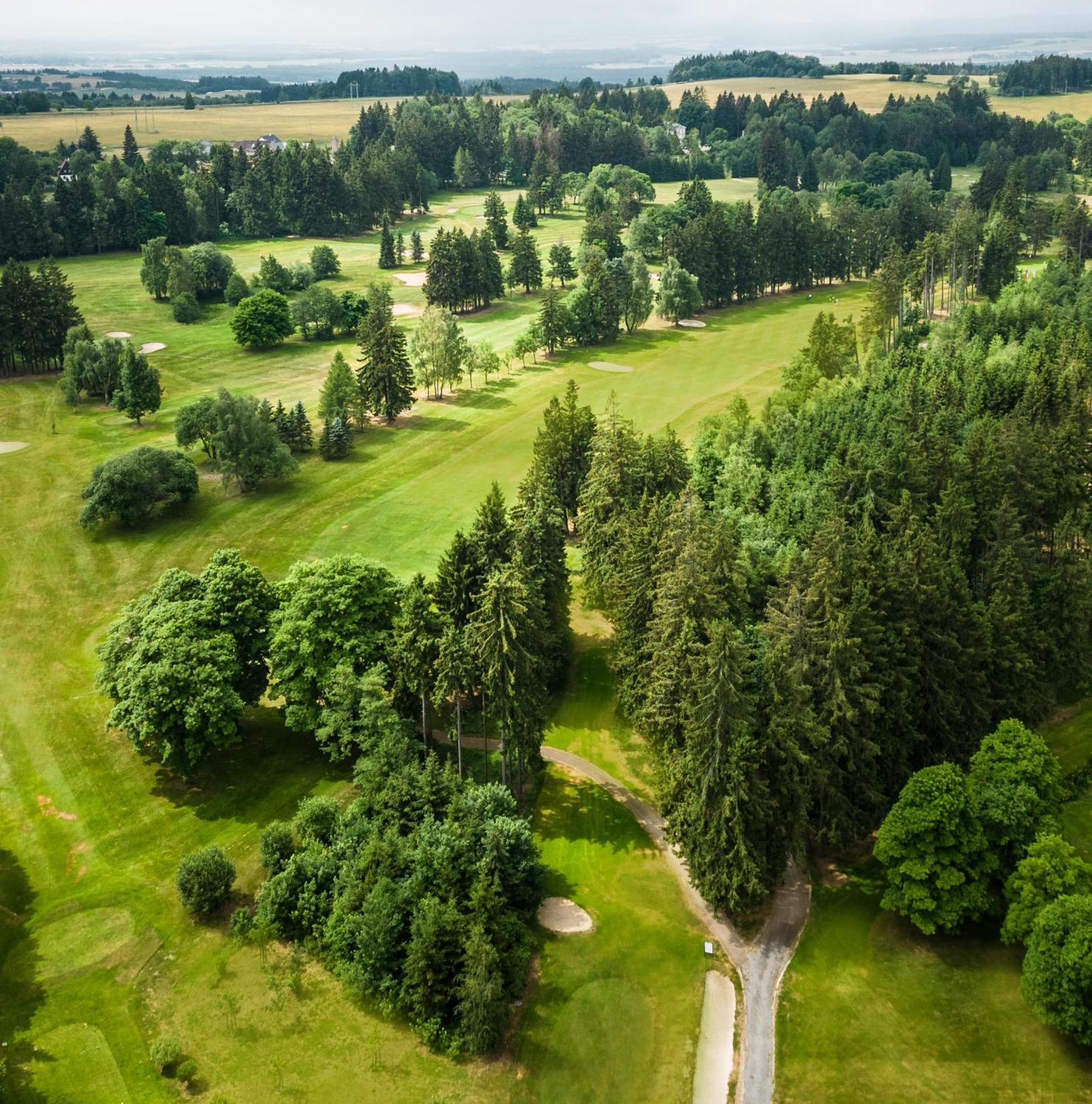 Falkensteiner Spa Resort Mariánské Lázně Eksteriør billede Aerial view of the golf course