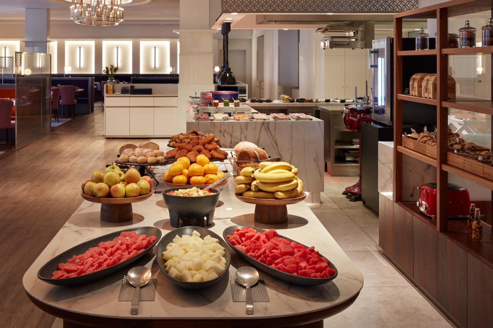 Falkensteiner Spa Resort Mariánské Lázně Eksteriør billede The buffet at the lounge